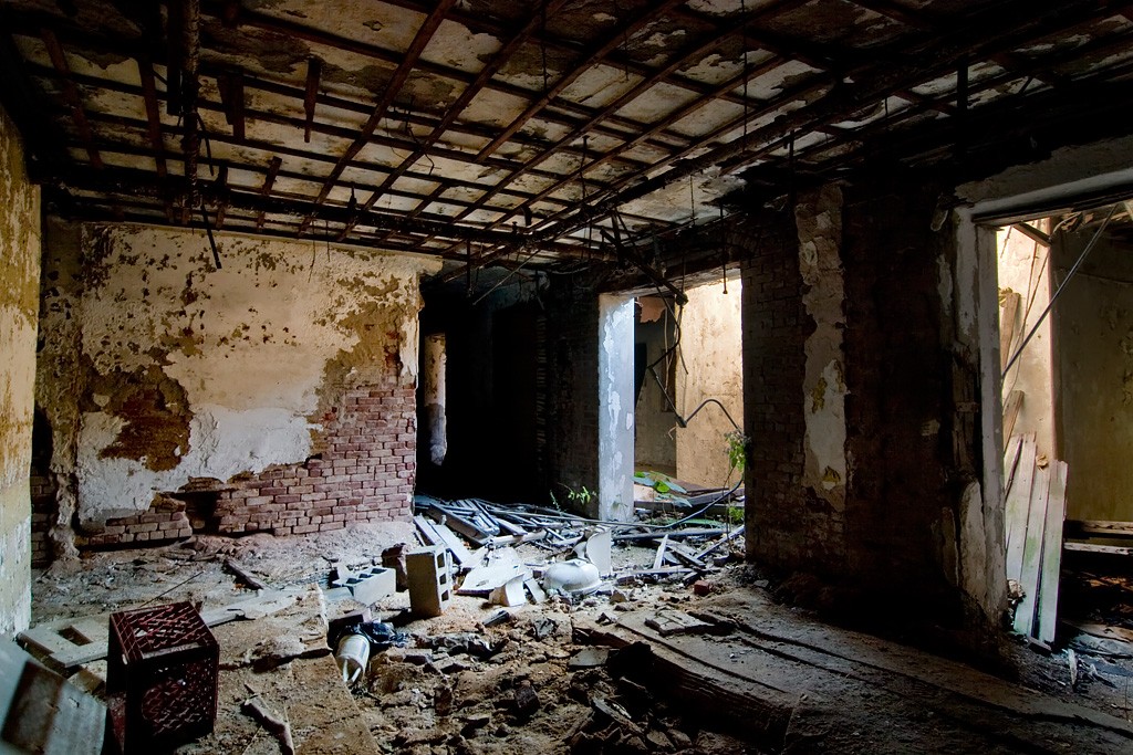 disarray-photo-of-the-abandoned-samuel-r-smith-infirmary